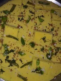स्पंजी बेसन ढोकला (spongy besan dhokla recipe in Hindi) रेसिपी मुख्य फोटो