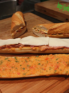 Una foto de Bocadillo de jamón cocido con queso