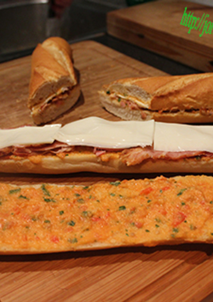 Una foto de Bocadillo de jamón cocido con queso