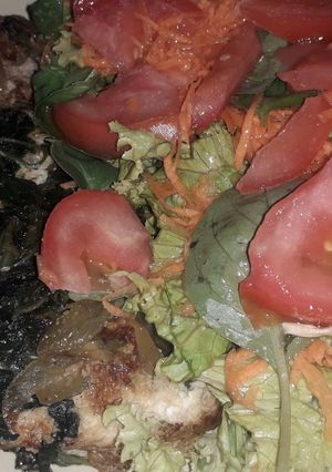 Una foto de Tortilla de espinacas y berenjena con ensalada