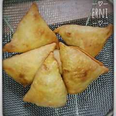 A picture of Samosa ayam.