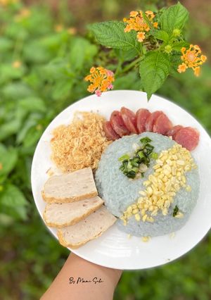 Hình của món Xôi mặn hoa đậu biếc.