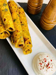 પાલક પરાઠા (Palak Paratha Recipe In Gujarati) રેસીપી મુખ્ય ફોટો