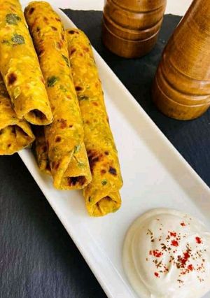 પાલક પરાઠા (Palak Paratha Recipe In Gujarati) રેસીપી મુખ્ય ફોટો