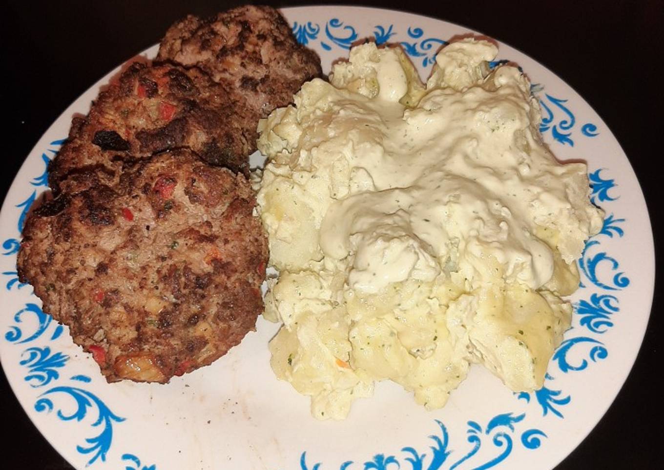 Papas mayo picante con hamburguesas caseras