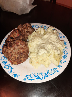 Una foto de Papas mayo picante con hamburguesas caseras