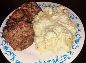 Una foto de Papas mayo picante con hamburguesas caseras