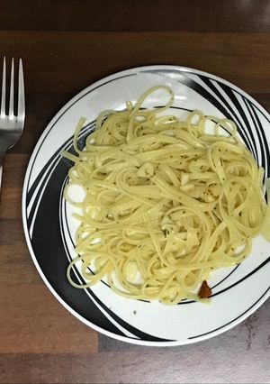 Foto principal de Tallarines con ajo perejil y guindilla express (20min max)