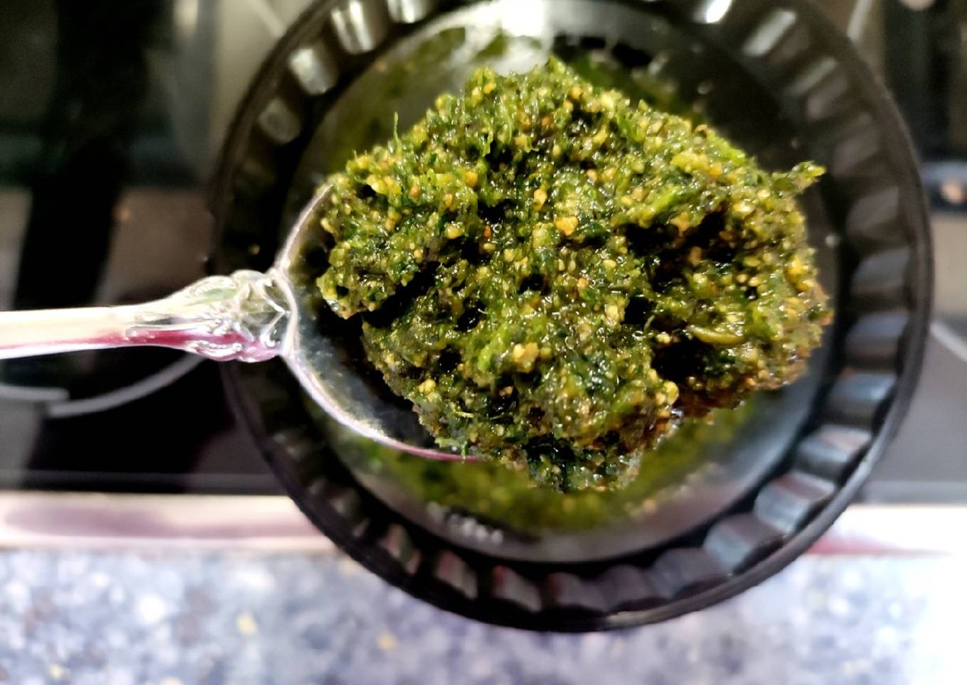 Salsa pesto de perejil y hierbabuena con almendras