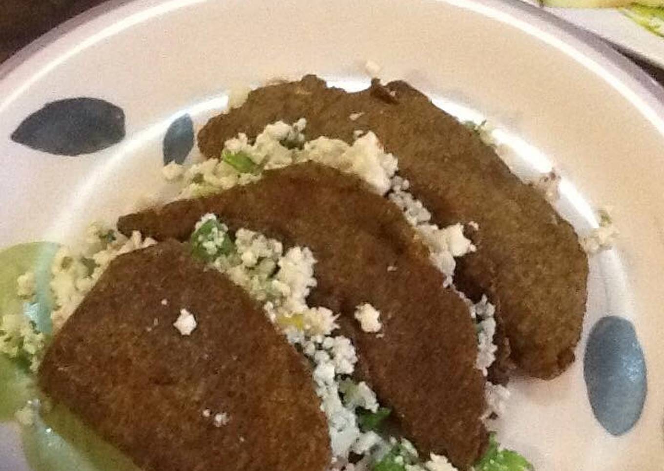 Tacos rellenos de arroz de coliflor en tortillas de linaza