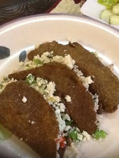 Una foto de Tacos rellenos de arroz de coliflor en tortillas de linaza