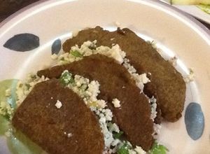 Una foto de Tacos rellenos de arroz de coliflor en tortillas de linaza