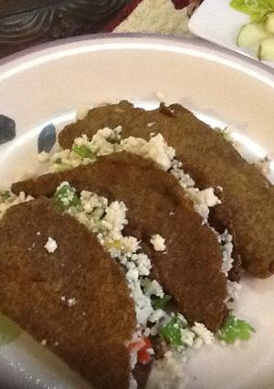 Una foto de Tacos rellenos de arroz de coliflor en tortillas de linaza