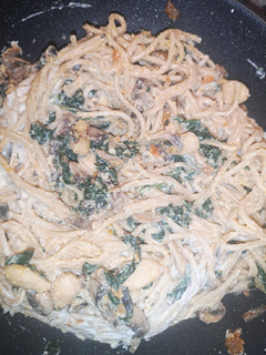 Una foto de Pasta con espinacas y almendras