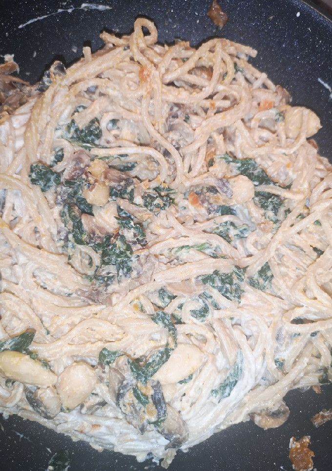 Una foto de Pasta con espinacas y almendras