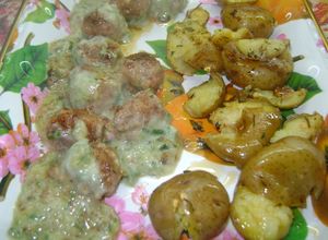 Una foto de Papines con salsa de puerros y pulpetines