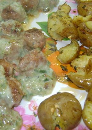 Una foto de Papines con salsa de puerros y pulpetines