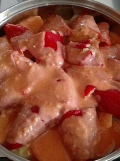 Una foto de Pimientos del piquillo rellenos de calabacín y frutos del mar