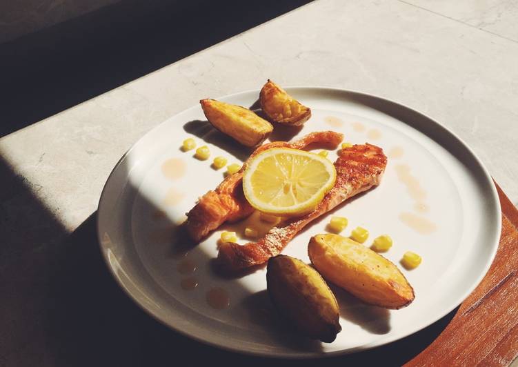 Cara mudah Menyiapkan Grilled Salmon with Baked Potato and Steamed Corn, Bikin Ngiler