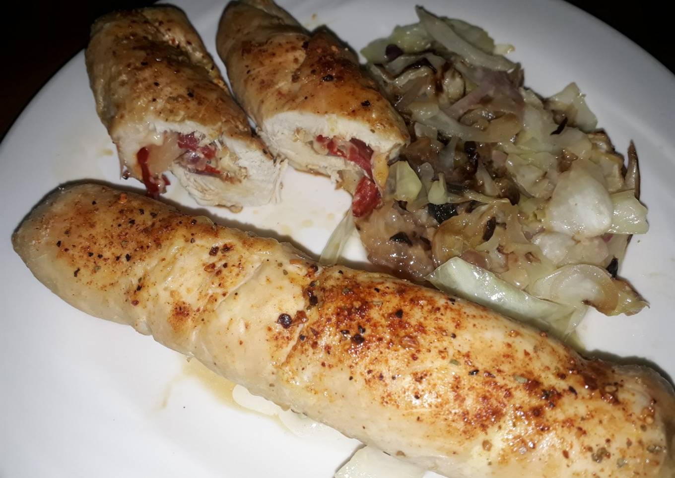 Pechuga de pollo rellena con queso, chorizo y cebolla