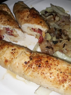Una foto de Pechuga de pollo rellena con queso, chorizo y cebolla