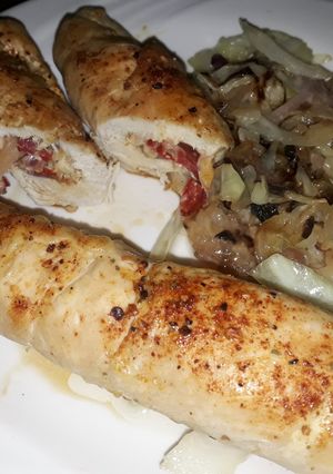 Una foto de Pechuga de pollo rellena con queso, chorizo y cebolla