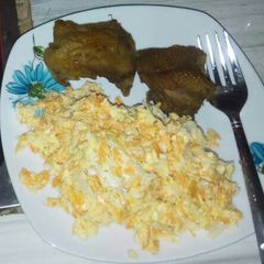 A picture of Fried chicken and coleslaw.