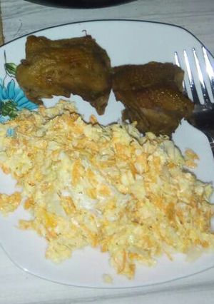 A picture of Fried chicken and coleslaw.