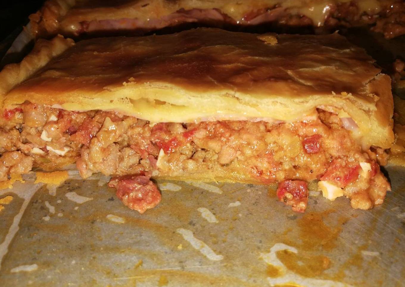 Empanada de carne picada, chorizo, atún..