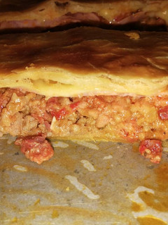 Una foto de Empanada de carne picada, chorizo, atún..
