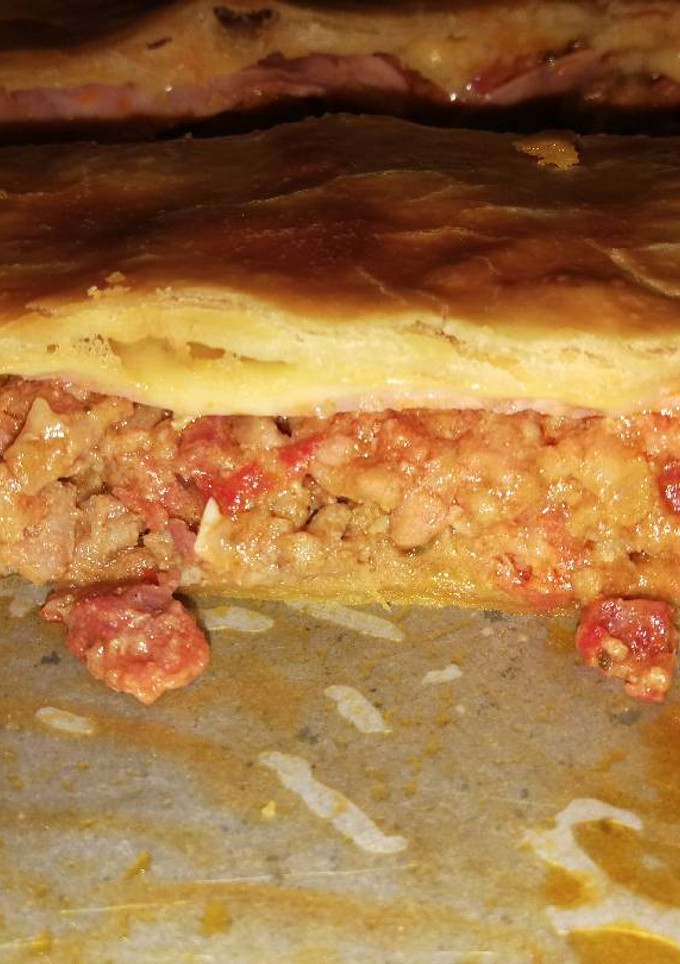 Una foto de Empanada de carne picada, chorizo, atún..
