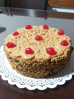 Una foto de Torta mousse de dulce de leche, crocante y cerezas