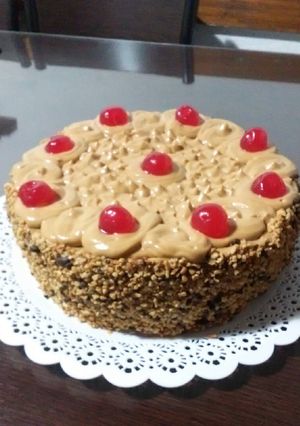 Una foto de Torta mousse de dulce de leche, crocante y cerezas