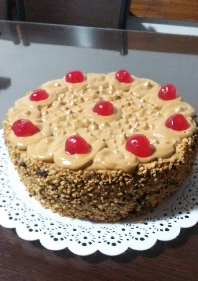 Una foto de Torta mousse de dulce de leche, crocante y cerezas