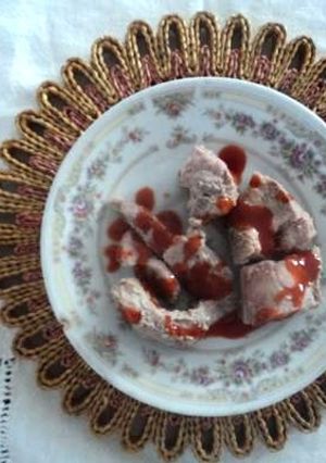 Una foto de Costillitas aromatizadas con cáscara de cítricos y salsa de chiles rojos