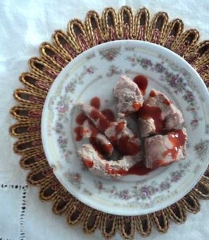 Una foto de Costillitas aromatizadas con cáscara de cítricos y salsa de chiles rojos