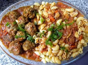 Una foto de Albóndigas con salsa de tomate y pasta corta