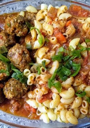 Una foto de Albóndigas con salsa de tomate y pasta corta