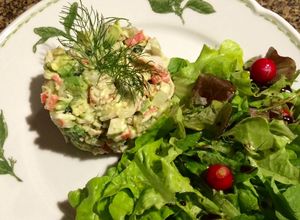 Una foto de Cocina para pareja: Tartare de kanikama y palta con mix de verdes