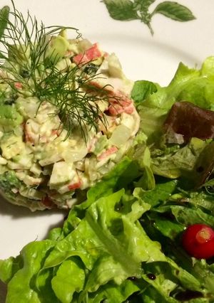 Una foto de Cocina para pareja: Tartare de kanikama y palta con mix de verdes