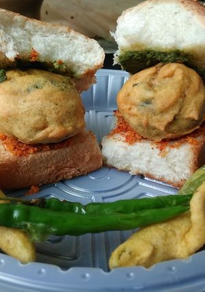 A picture of Mumbai Style vada pav.