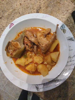 Una foto de Codornices con patatas y alcachofas