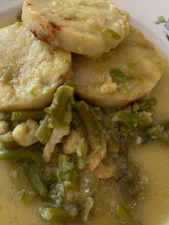 Una foto de Rodajas de merluza en salsa con espárragos y gambas