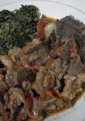 A picture of Beef stewed with greens.
