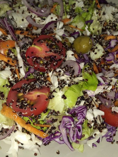Una foto de Ensalada fría con quinoa negra