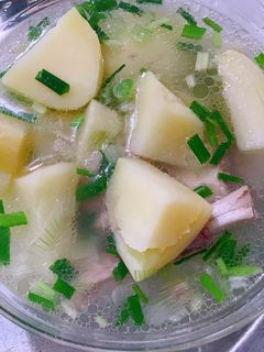 Hình của món Canh khoai tây hầm xương.