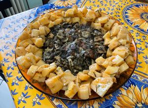 Une photo de Sauté de porc aux champignons, tomates, oignons rouges et persil d'algues