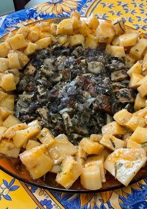 Une photo de Sauté de porc aux champignons, tomates, oignons rouges et persil d'algues
