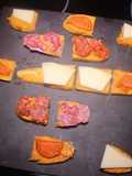 Cenando pan con tomate y embutido