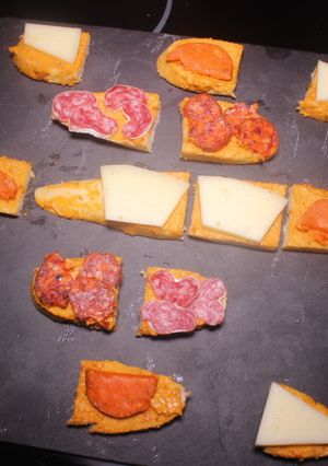 Una foto de Cenando pan con tomate y embutido
